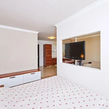 Penelopa Palace & بوموري