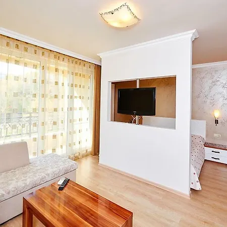 Penelopa Palace & بوموري