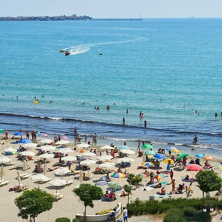 Penelopa Palace & بوموري