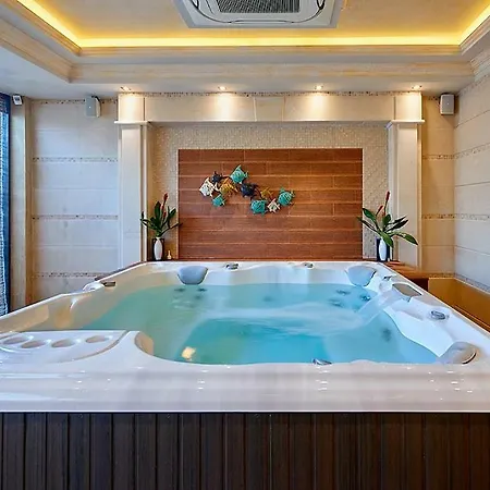 Penelopa Palace & شقة فندقية بوموري