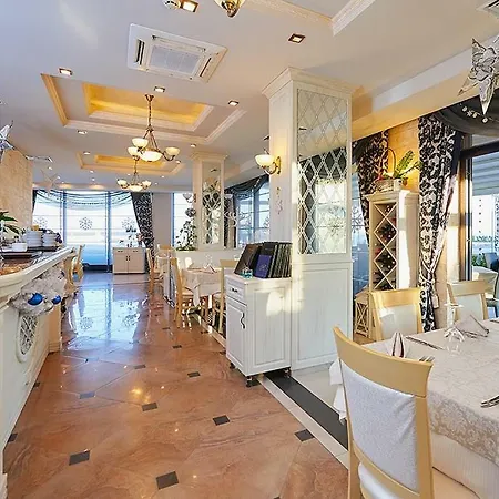 Penelopa Palace & شقة فندقية 4*