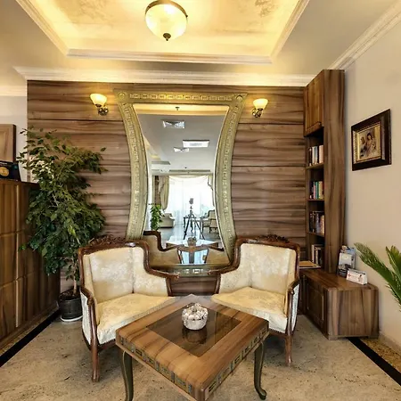 Penelopa Palace & بوموري