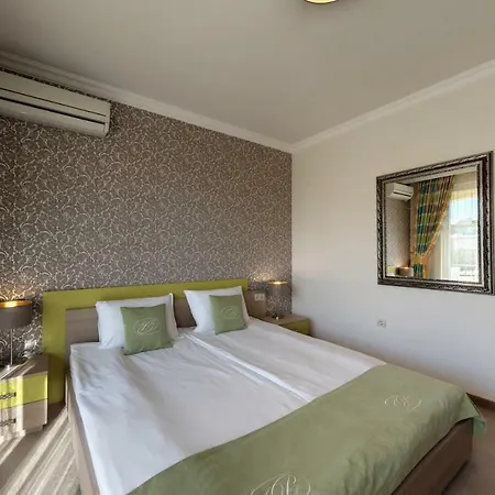 Penelopa Palace & بوموري