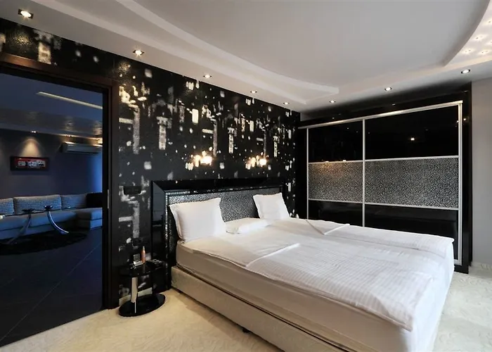 Penelopa Palace & מלון דירות פומורי