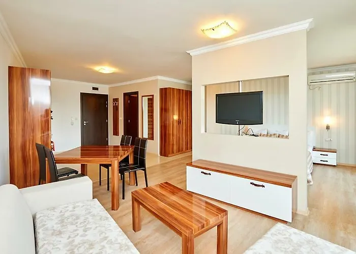 Penelopa Palace & מלון דירות פומורי