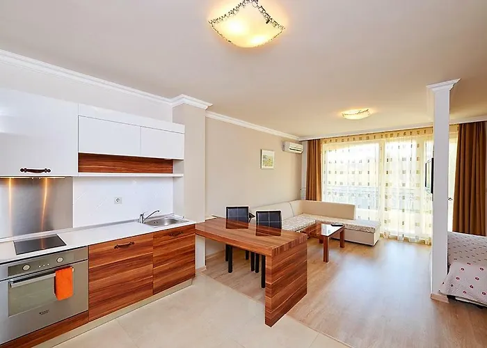 Penelopa Palace & מלון דירות