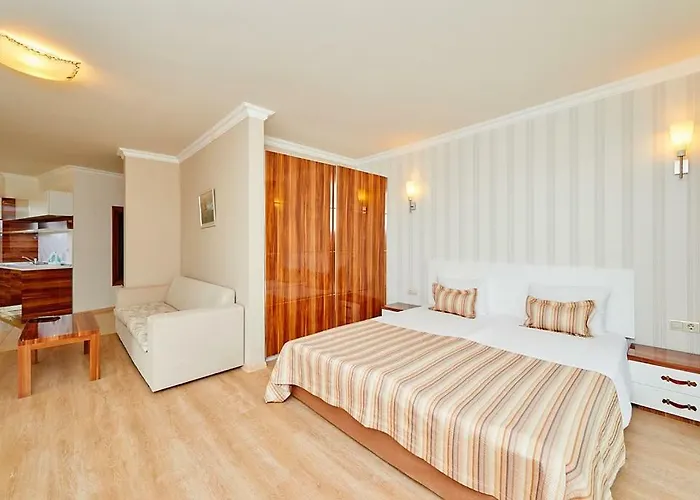 Penelopa Palace & מלון דירות פומורי