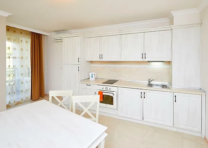 Penelopa Palace & 4* 포마리