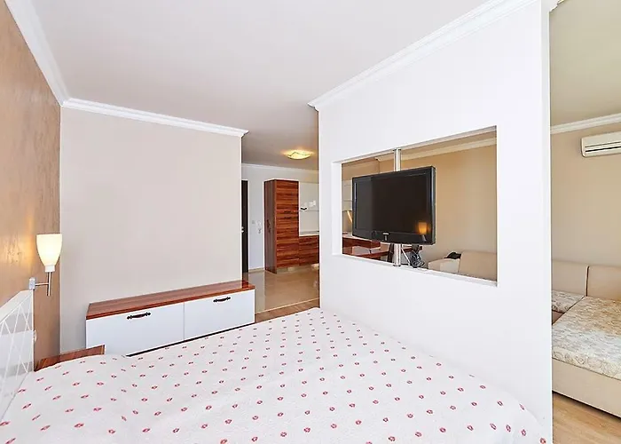 Penelopa Palace & 포마리