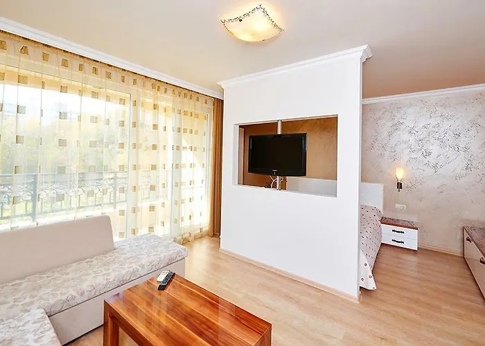 Penelopa Palace & 포마리